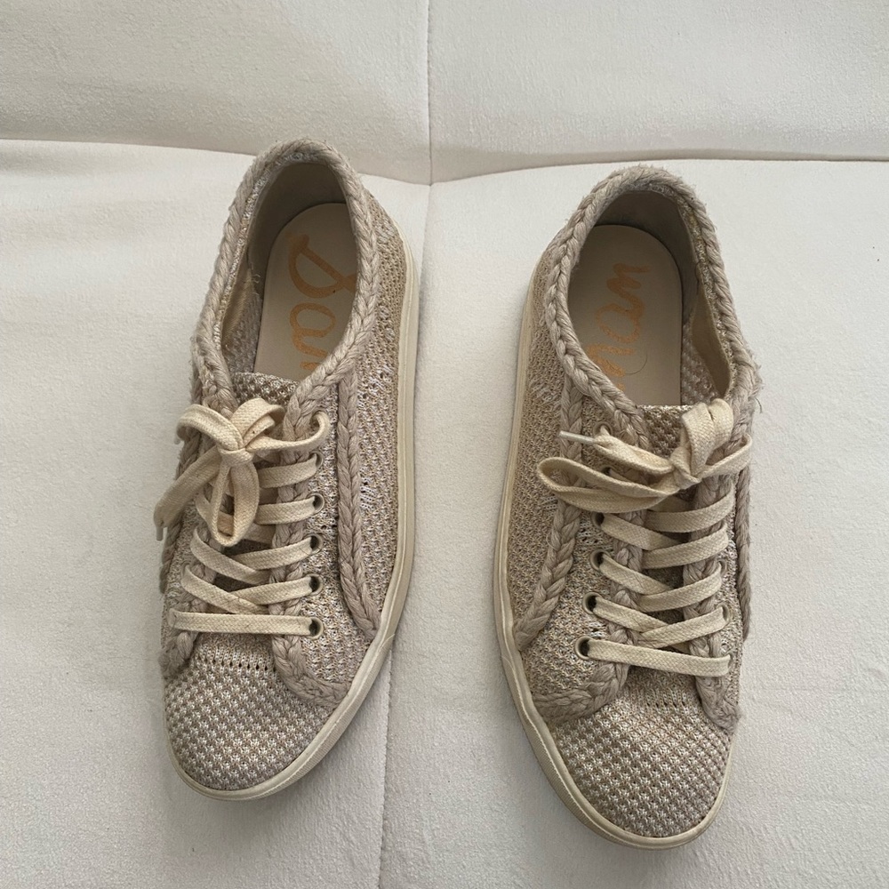 Women Sneaker, only wore a few times, beautiful fabric